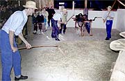 Im Museum sind alte Methoden der Getreideverarbeitung zu sehen (Foto: Bezirk Oberbayern)